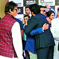 Aishwarya Is Upset With Abhishek For His Public Hug
