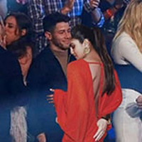 Priyanka Photoshops Herself Into Awkward VMAs Moment With Nick Jonas