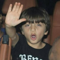 Shahrukhs Son Abram Asks The Paparazzi To Clear The Way For His Car