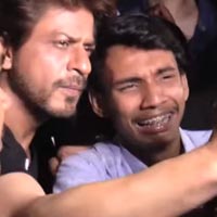 Shahrukhs Fan Cant Stop Crying Even After Posing With Him