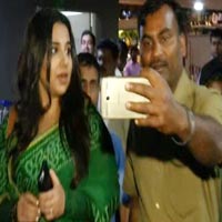 Vidya Balan Gets Scared When A Fan Tries To Click Selfie At Airport