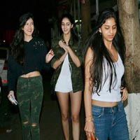 Suhana Khan Gets Chased By Media Post Her Movie Date